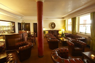 TOP Hotel Jagdschloss Niederwald: Bar/lounge